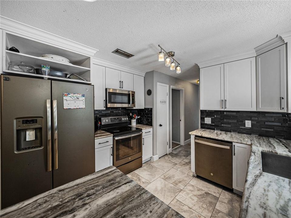 For Sale: $529,900 (6 beds, 4 baths, 2711 Square Feet)