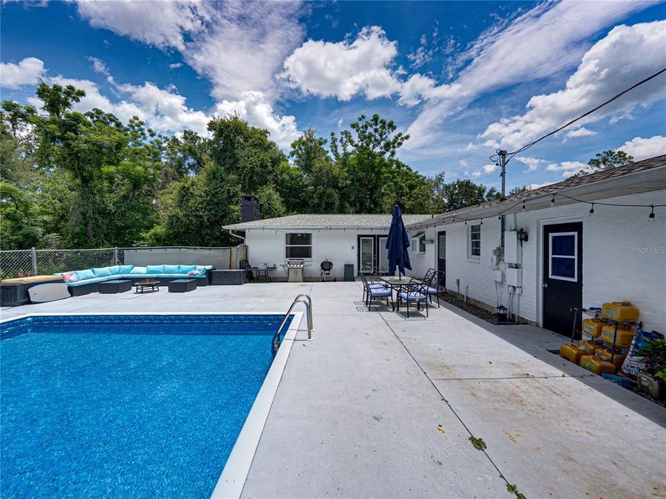 For Sale: $529,900 (6 beds, 4 baths, 2711 Square Feet)