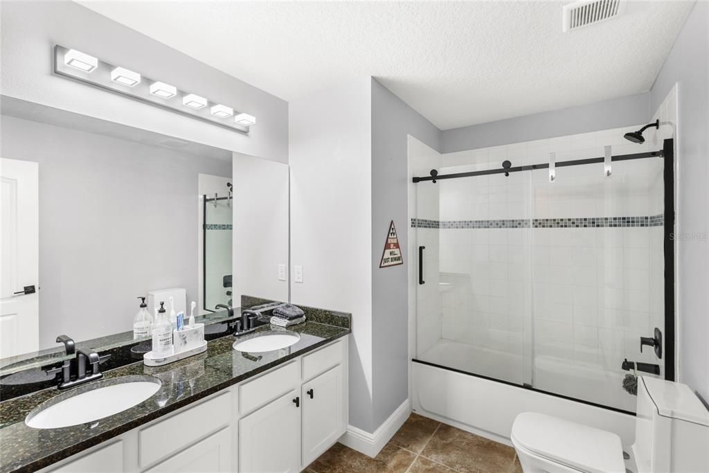 Под контрактом: $1,299,999 (6 спален, 5 ванн, 4615 Квадратных фут)