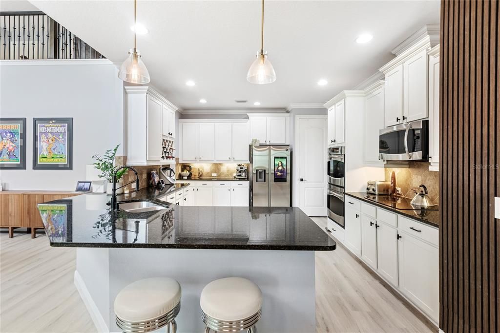 Под контрактом: $1,299,999 (6 спален, 5 ванн, 4615 Квадратных фут)