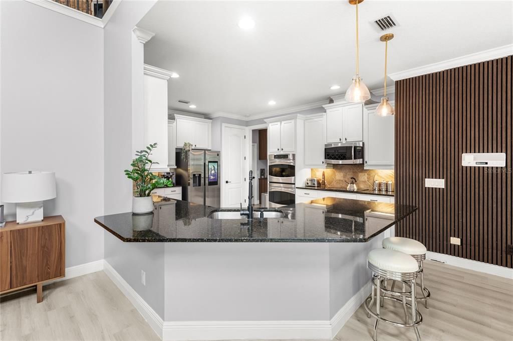 Под контрактом: $1,299,999 (6 спален, 5 ванн, 4615 Квадратных фут)