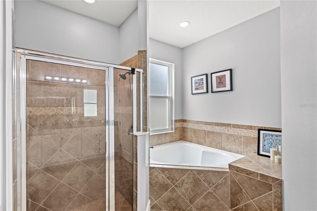 Под контрактом: $1,299,999 (6 спален, 5 ванн, 4615 Квадратных фут)