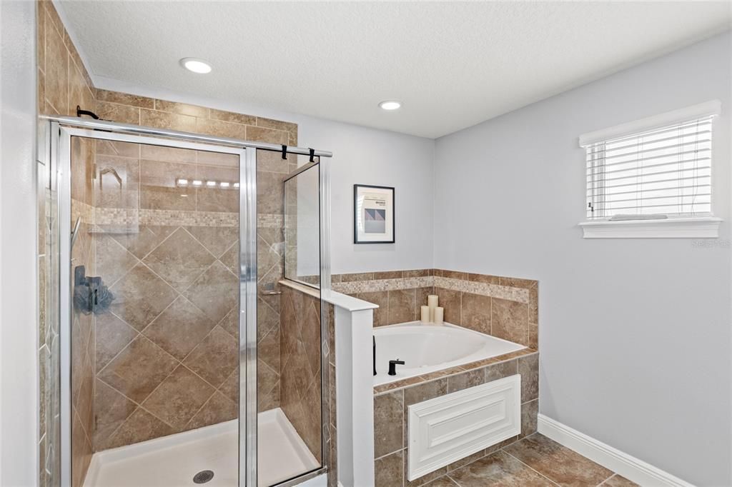 Под контрактом: $1,299,999 (6 спален, 5 ванн, 4615 Квадратных фут)