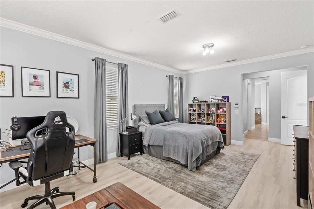 Под контрактом: $1,299,999 (6 спален, 5 ванн, 4615 Квадратных фут)