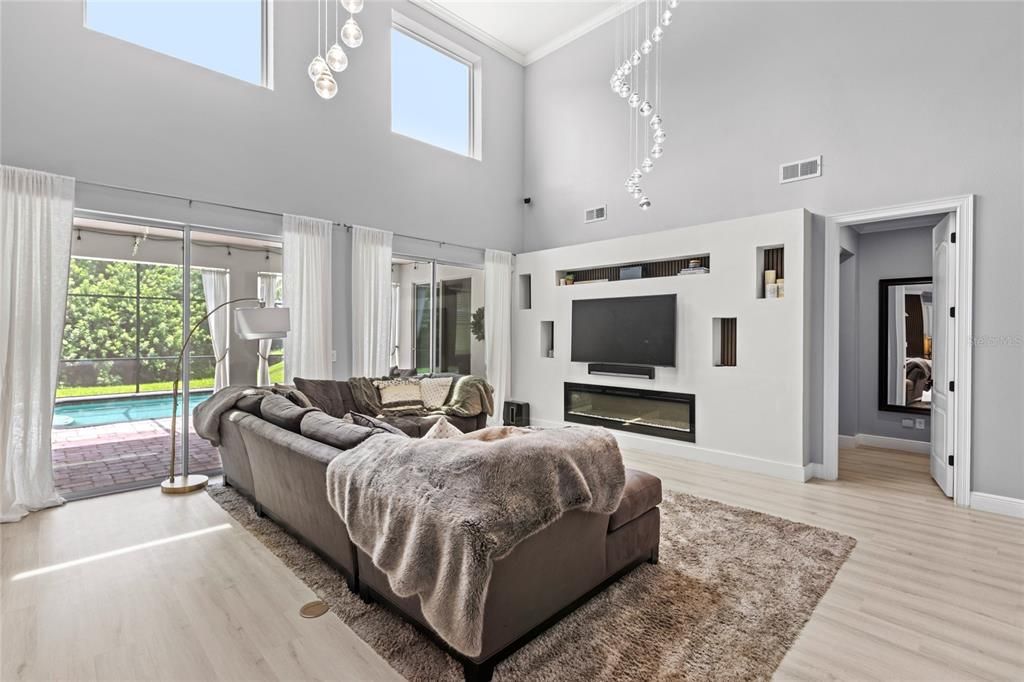 Под контрактом: $1,299,999 (6 спален, 5 ванн, 4615 Квадратных фут)