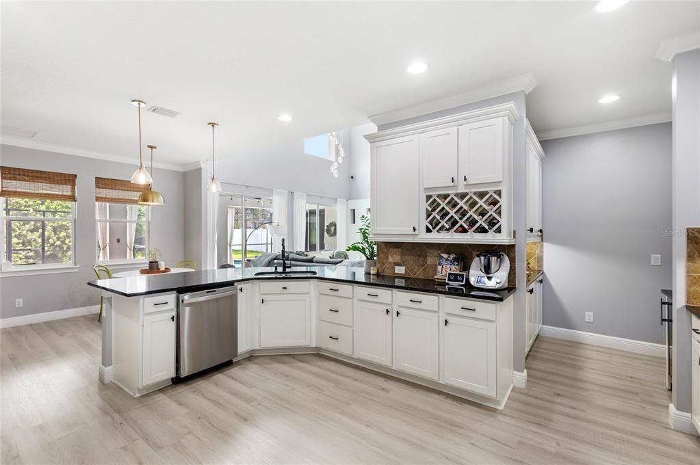 Под контрактом: $1,299,999 (6 спален, 5 ванн, 4615 Квадратных фут)