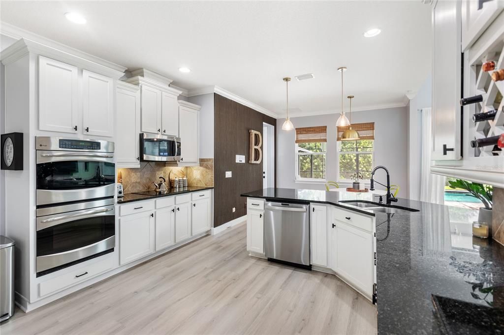 Под контрактом: $1,299,999 (6 спален, 5 ванн, 4615 Квадратных фут)