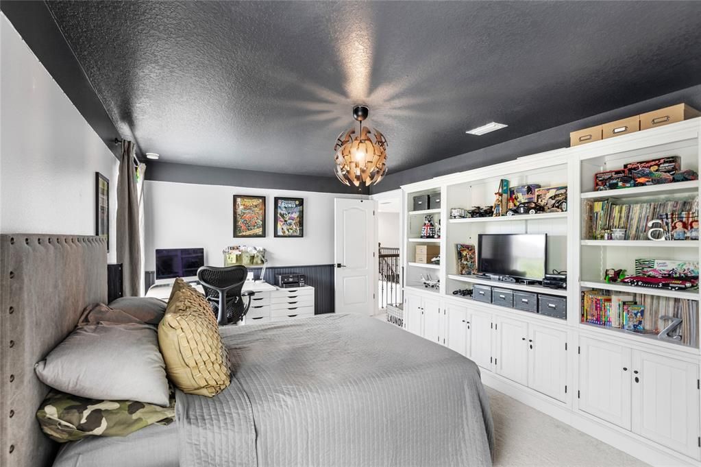 Под контрактом: $1,299,999 (6 спален, 5 ванн, 4615 Квадратных фут)