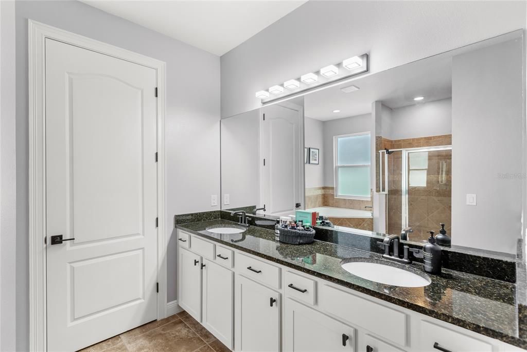 Под контрактом: $1,299,999 (6 спален, 5 ванн, 4615 Квадратных фут)