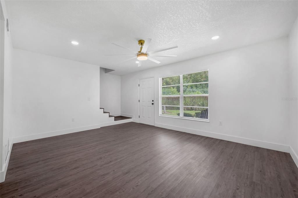 Activo con contrato: $285,000 (3 camas, 3 baños, 1328 Pies cuadrados)