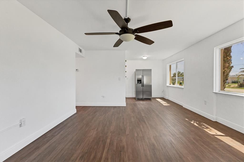 На продажу: $199,500 (3 спален, 1 ванн, 927 Квадратных фут)