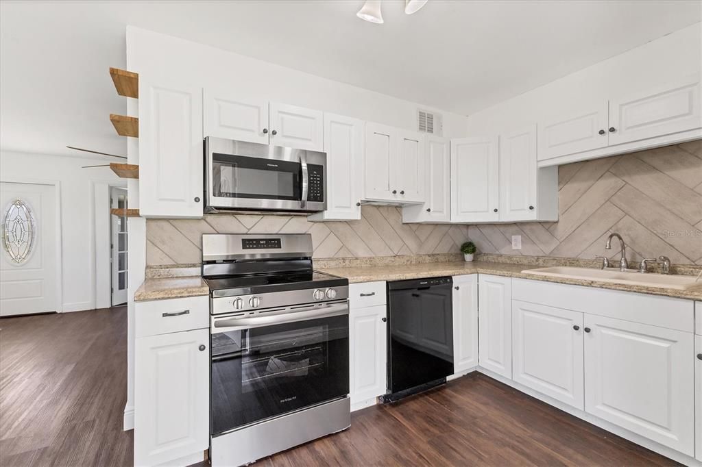 На продажу: $199,500 (3 спален, 1 ванн, 927 Квадратных фут)