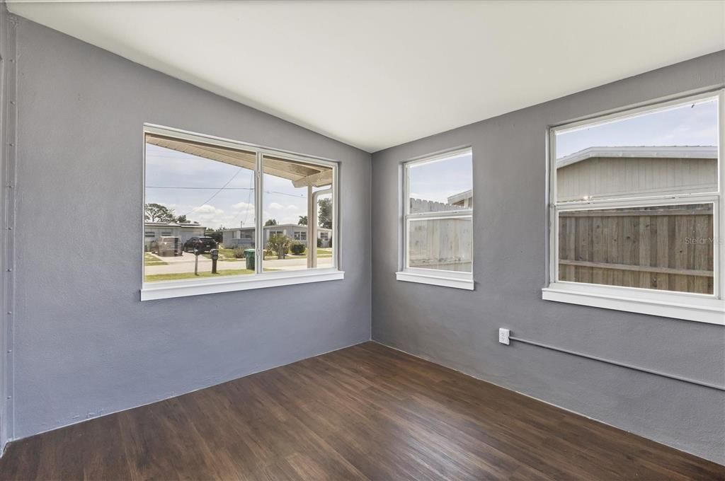 На продажу: $199,500 (3 спален, 1 ванн, 927 Квадратных фут)