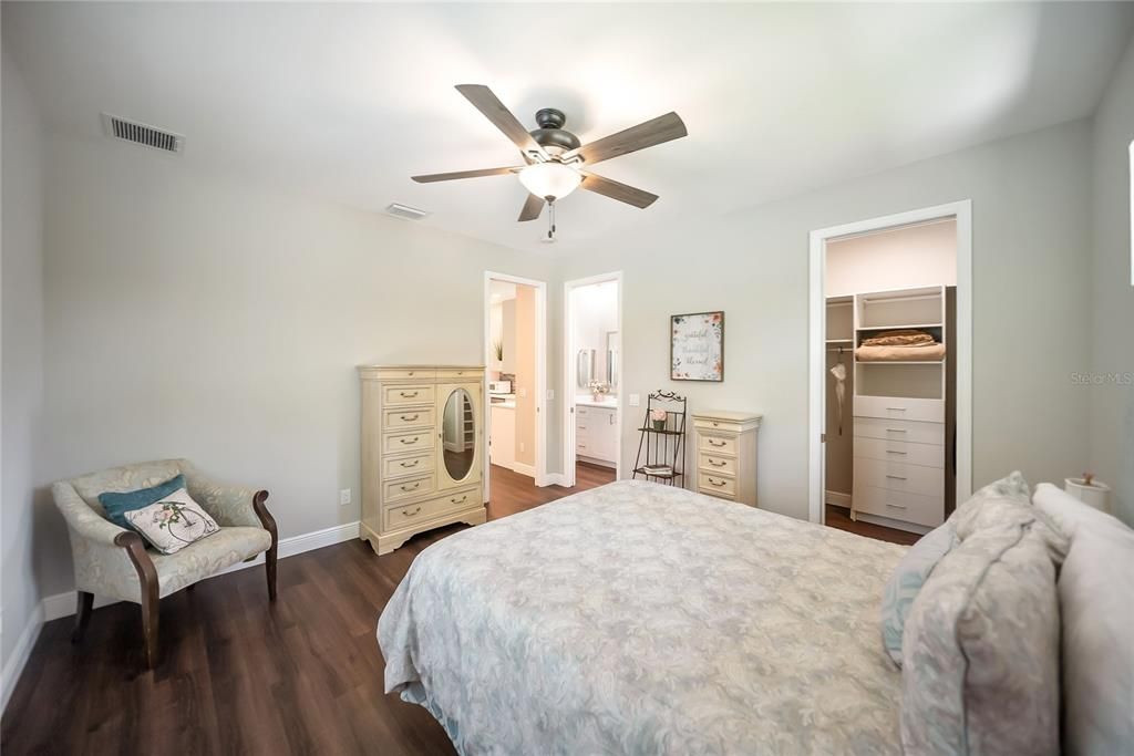 For Sale: $1,150,000 (6 beds, 5 baths, 4403 Square Feet)