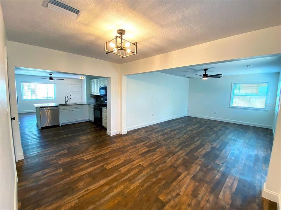 На продажу: $299,000 (4 спален, 2 ванн, 1638 Квадратных фут)