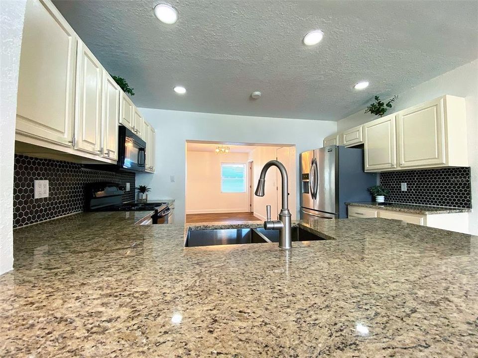 На продажу: $299,000 (4 спален, 2 ванн, 1638 Квадратных фут)