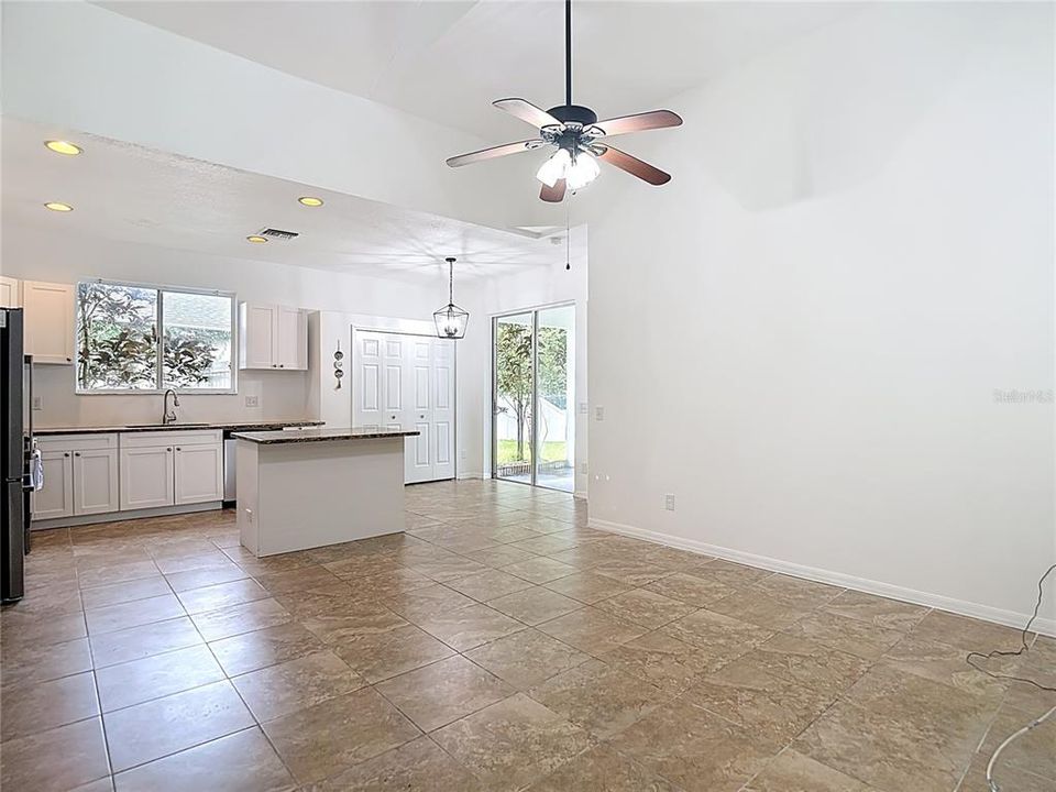 En Venta: $402,000 (4 camas, 3 baños, 2140 Pies cuadrados)