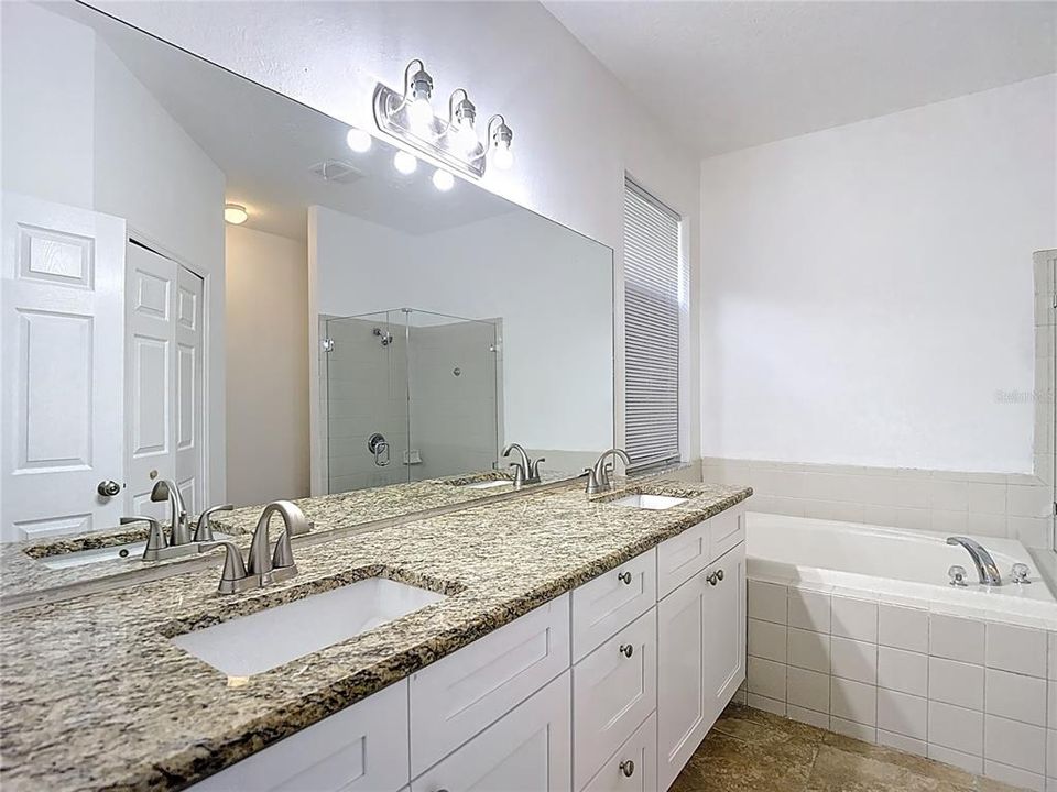 En Venta: $402,000 (4 camas, 3 baños, 2140 Pies cuadrados)