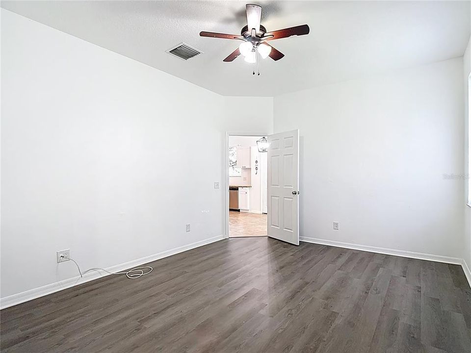 En Venta: $402,000 (4 camas, 3 baños, 2140 Pies cuadrados)