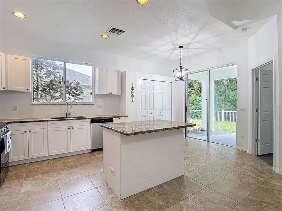 En Venta: $402,000 (4 camas, 3 baños, 2140 Pies cuadrados)