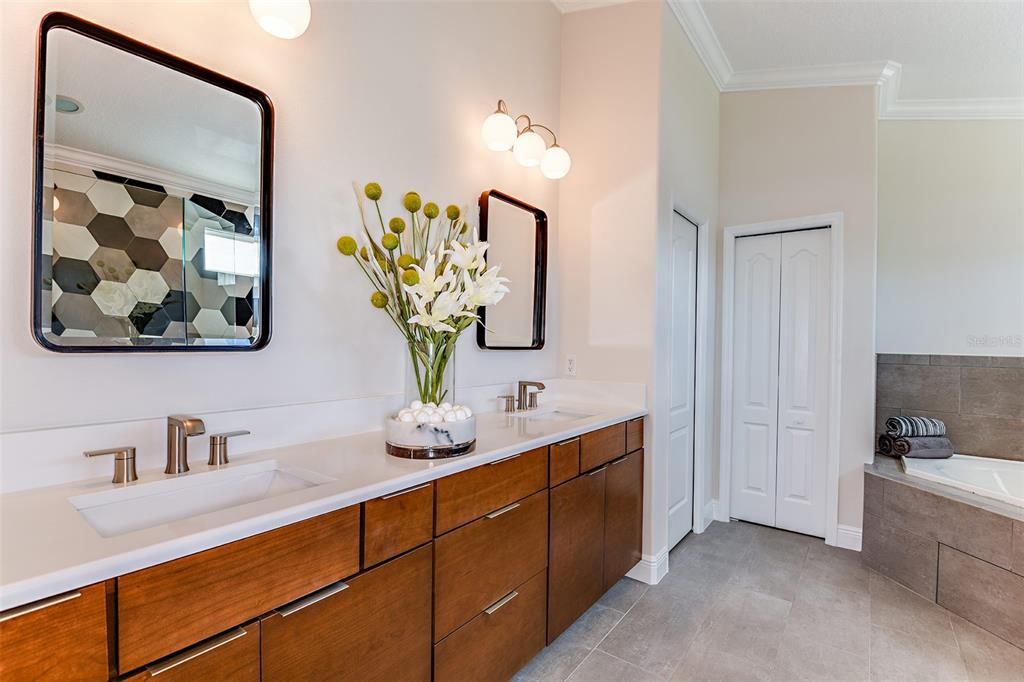 En Venta: $1,550,900 (6 camas, 4 baños, 4300 Pies cuadrados)