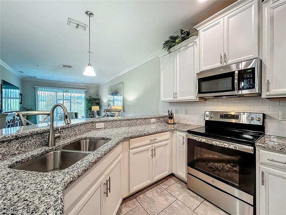 Activo con contrato: $300,000 (2 camas, 2 baños, 1374 Pies cuadrados)