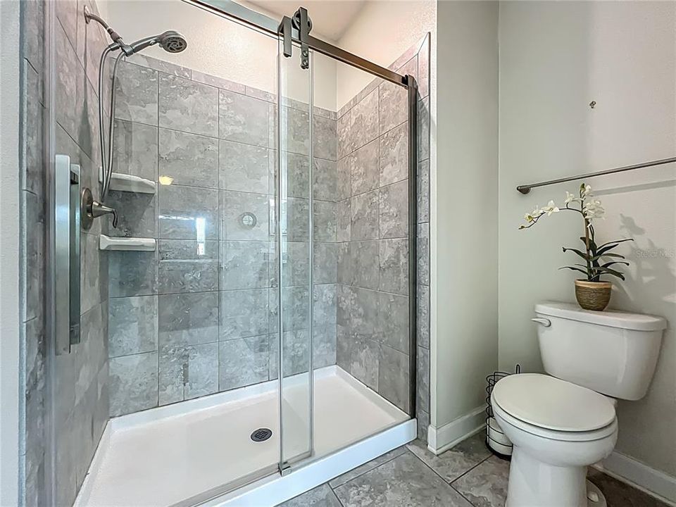 Activo con contrato: $300,000 (2 camas, 2 baños, 1374 Pies cuadrados)