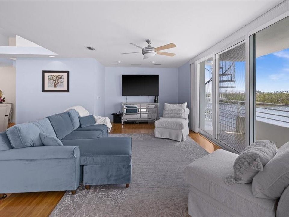 待售: $1,150,000 (3 贝兹, 3 浴室, 2400 平方英尺)