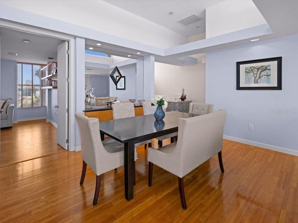 待售: $1,150,000 (3 贝兹, 3 浴室, 2400 平方英尺)