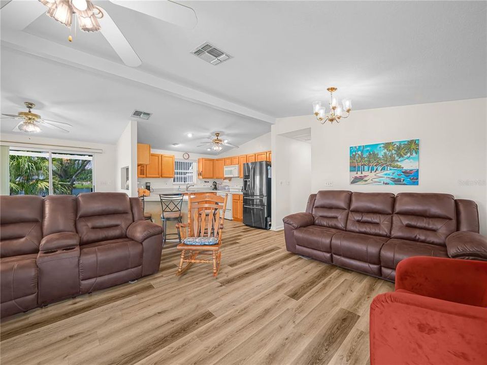 На продажу: $236,500 (2 спален, 2 ванн, 1152 Квадратных фут)