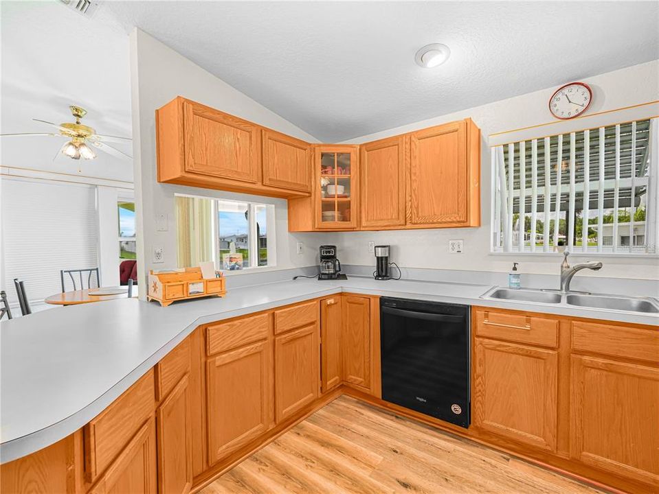 На продажу: $236,500 (2 спален, 2 ванн, 1152 Квадратных фут)