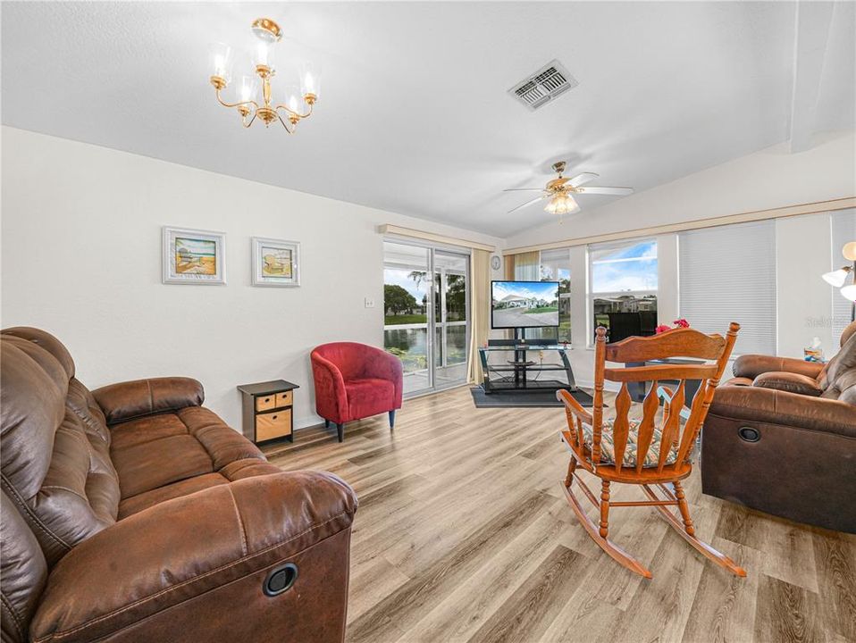 На продажу: $236,500 (2 спален, 2 ванн, 1152 Квадратных фут)