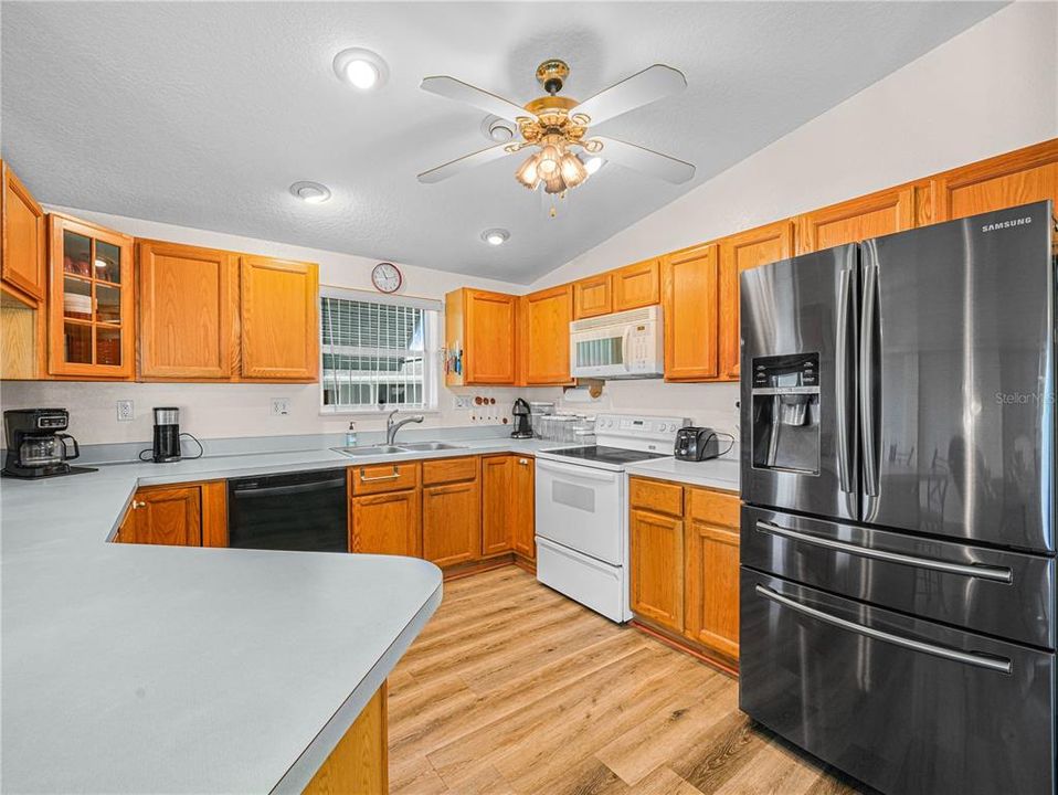 На продажу: $236,500 (2 спален, 2 ванн, 1152 Квадратных фут)