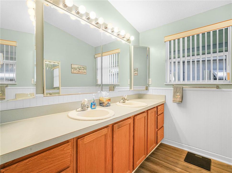 На продажу: $236,500 (2 спален, 2 ванн, 1152 Квадратных фут)