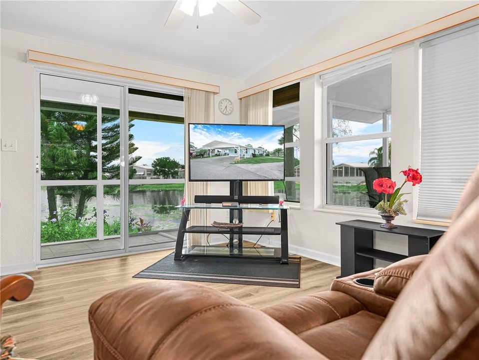 На продажу: $236,500 (2 спален, 2 ванн, 1152 Квадратных фут)