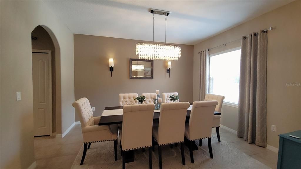 合同活跃: $499,999 (3 贝兹, 2 浴室, 2136 平方英尺)