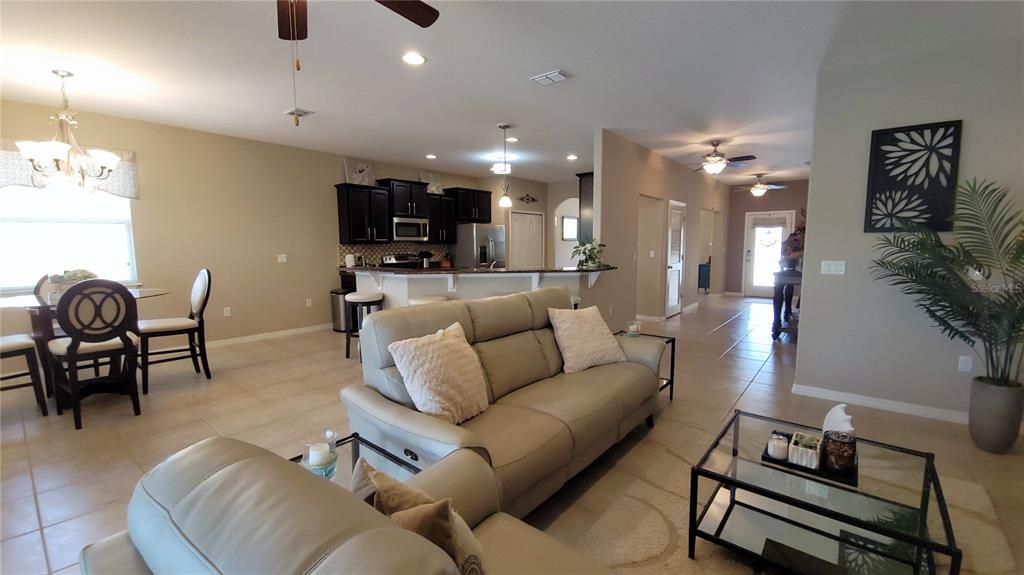 合同活跃: $499,999 (3 贝兹, 2 浴室, 2136 平方英尺)