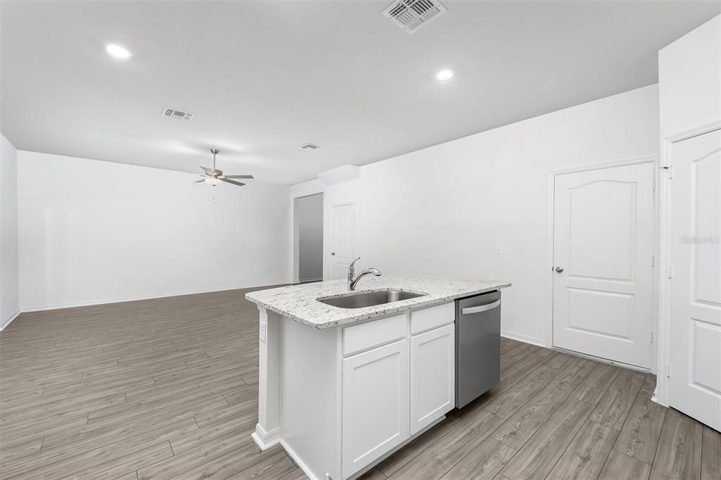 待售: $343,900 (4 贝兹, 2 浴室, 1811 平方英尺)