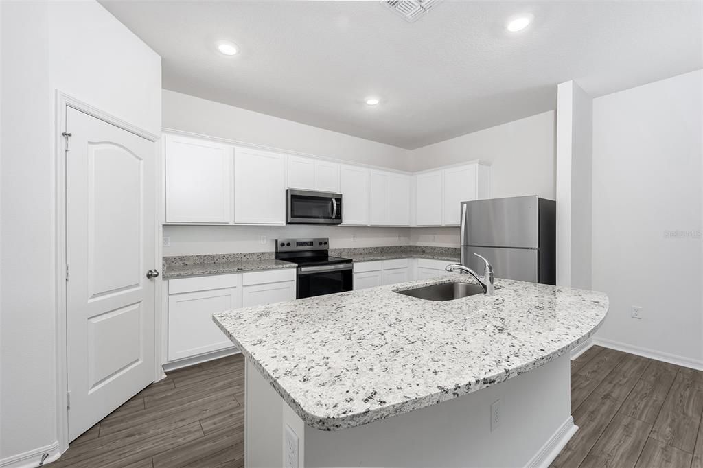 待售: $343,900 (4 贝兹, 2 浴室, 1811 平方英尺)