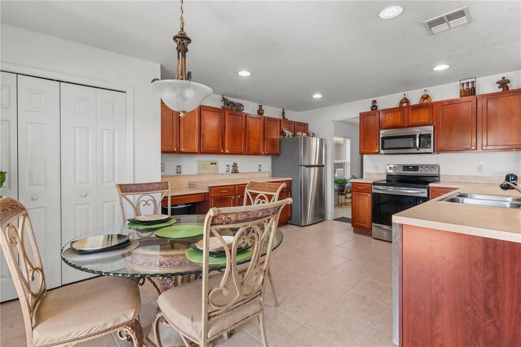 Activo con contrato: $505,000 (6 camas, 4 baños, 3514 Pies cuadrados)