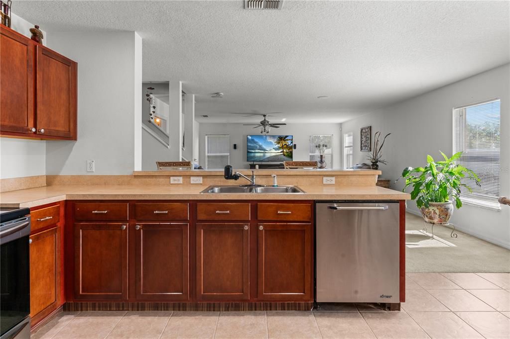 Activo con contrato: $505,000 (6 camas, 4 baños, 3514 Pies cuadrados)