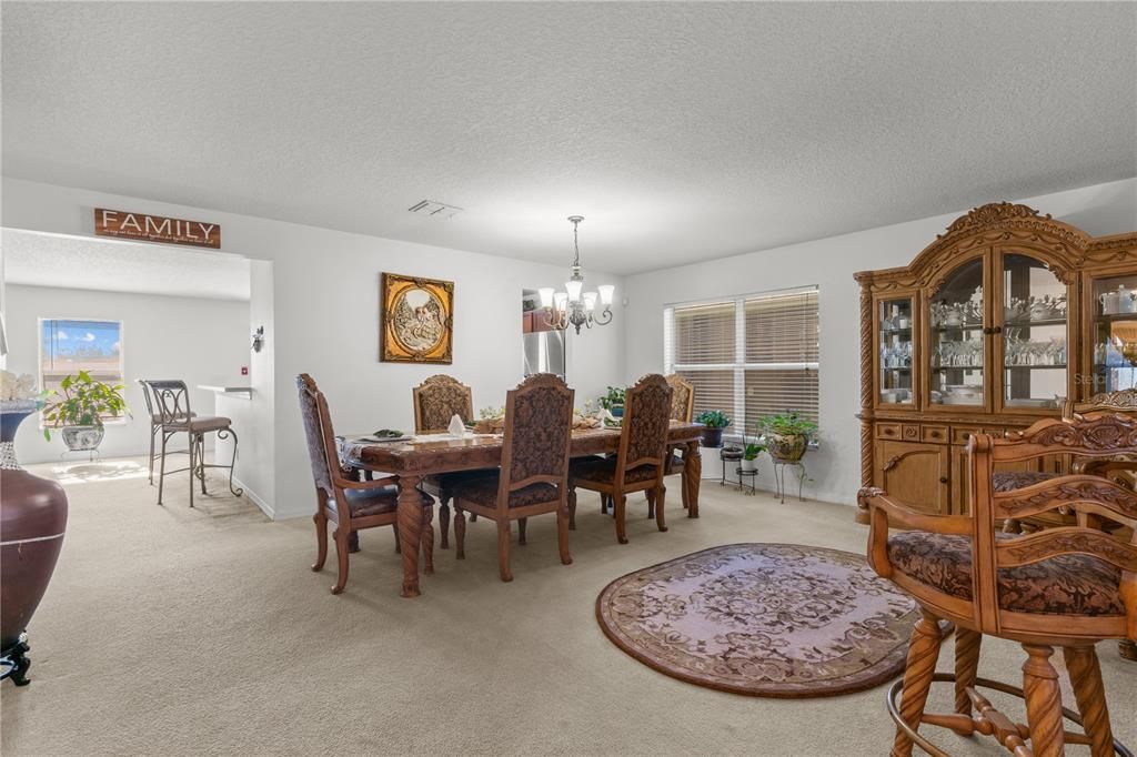 Activo con contrato: $505,000 (6 camas, 4 baños, 3514 Pies cuadrados)