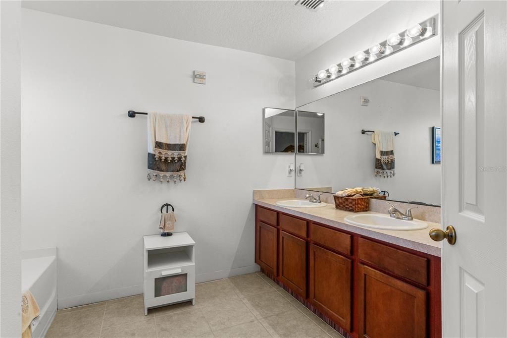 Activo con contrato: $505,000 (6 camas, 4 baños, 3514 Pies cuadrados)