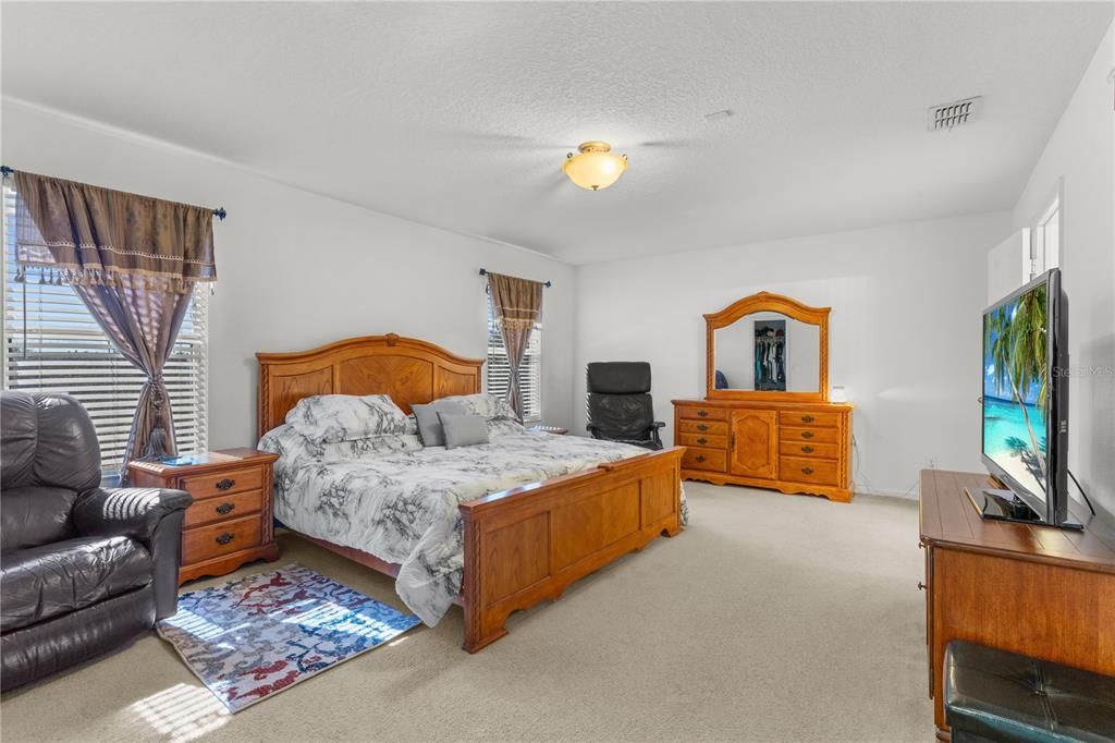 Activo con contrato: $505,000 (6 camas, 4 baños, 3514 Pies cuadrados)