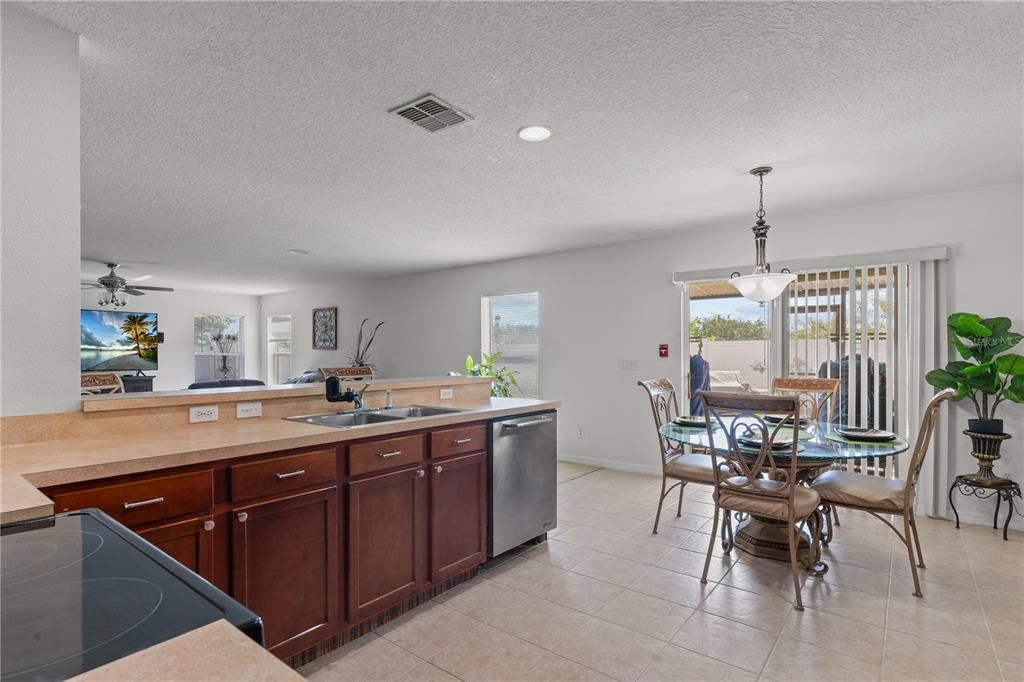 Activo con contrato: $505,000 (6 camas, 4 baños, 3514 Pies cuadrados)