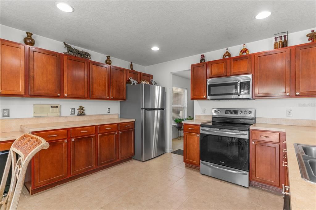 Activo con contrato: $505,000 (6 camas, 4 baños, 3514 Pies cuadrados)