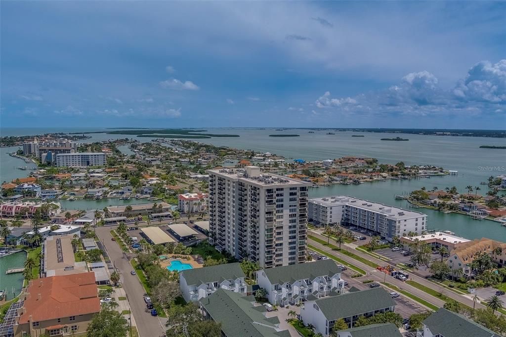 Под контрактом: $375,000 (2 спален, 2 ванн, 1240 Квадратных фут)