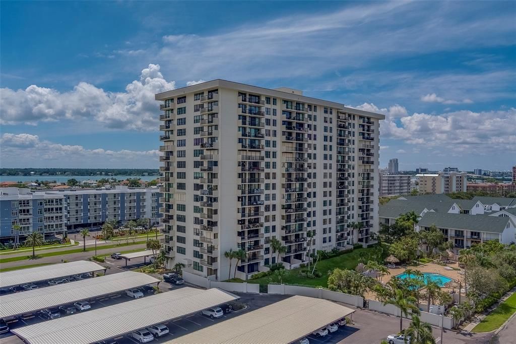 Под контрактом: $375,000 (2 спален, 2 ванн, 1240 Квадратных фут)