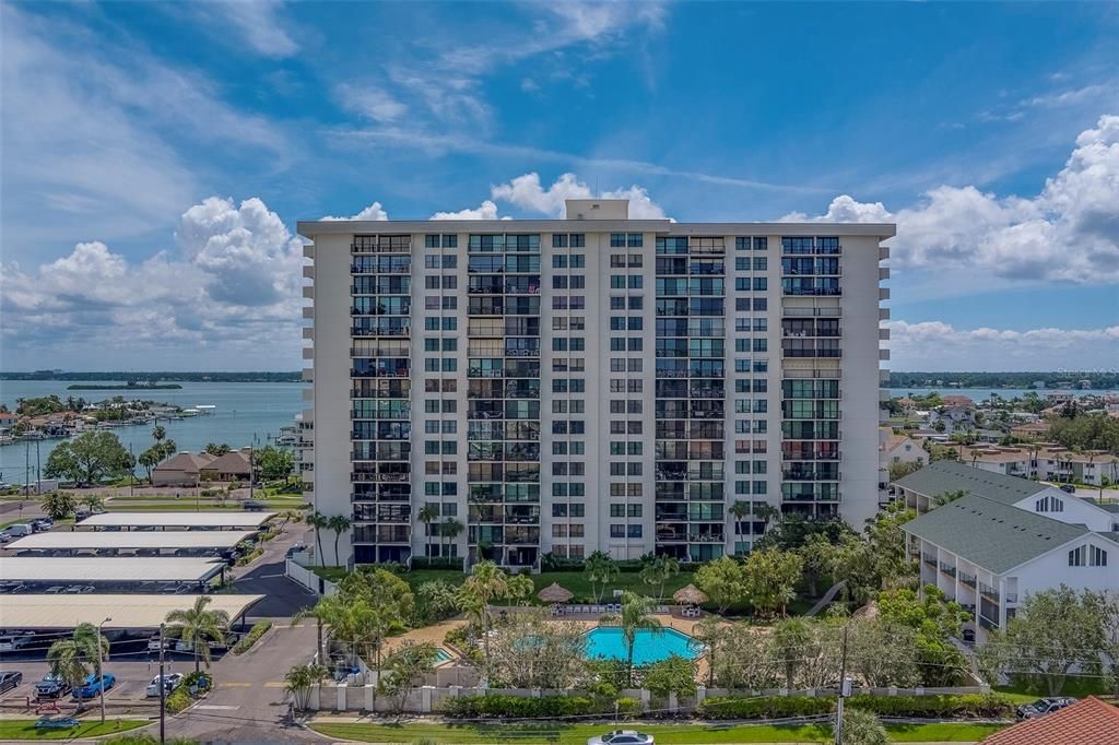 Под контрактом: $375,000 (2 спален, 2 ванн, 1240 Квадратных фут)