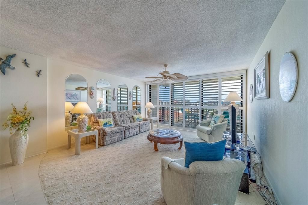 Под контрактом: $375,000 (2 спален, 2 ванн, 1240 Квадратных фут)